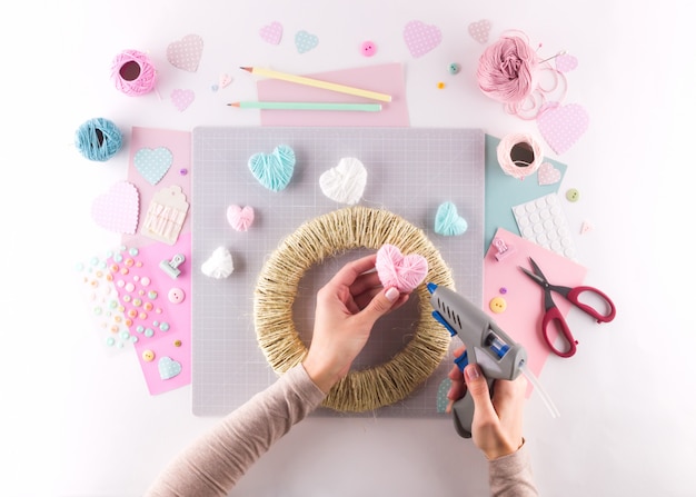 DIY-Projekt machen. Strickdekoration. Bastelwerkzeuge und Zubehör. Saisonhaus Valentinstag Dekor.