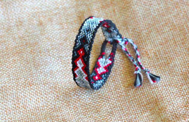 Foto diy pulsera de la amistad tejida atado en tela