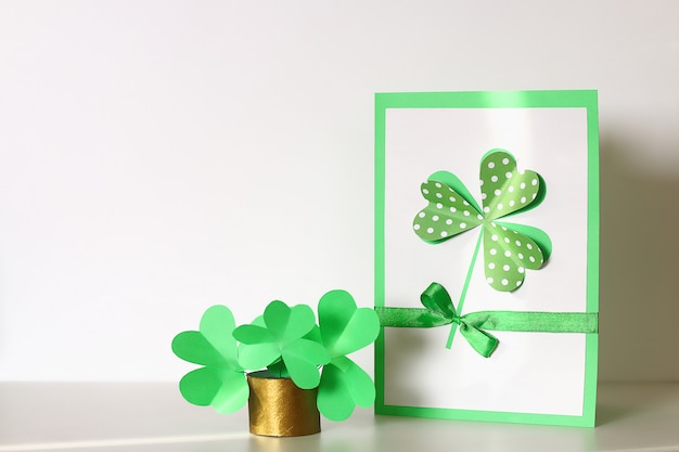 Foto diy st patricks day cartão feito de papelão e papel trevos fundo cinza