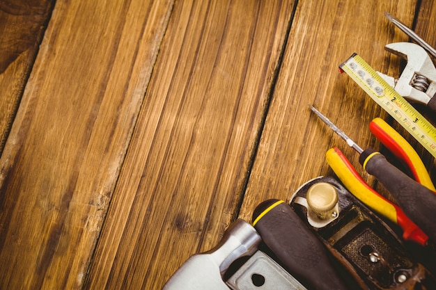 DIY-Tools auf dem Tisch ausgelegt