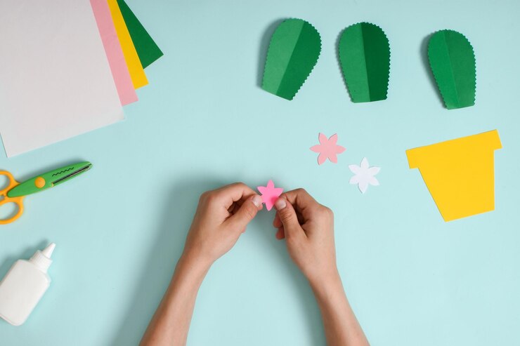 Foto diy um cartão postal com um cacto em uma panela instruções de foto passo a passo