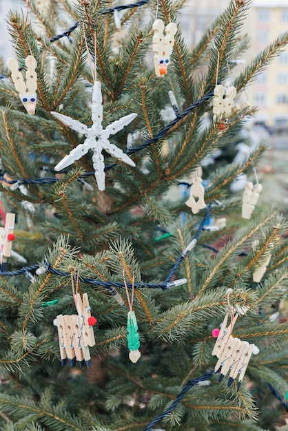 DIY Wäscheklammerdekoration aus Holz am Weihnachtsbaum