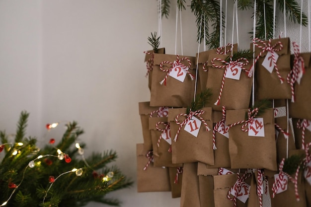DIY Weihnachts-Adventskalender Kraftpapiertüten mit kleinen Geschenken für Kinder