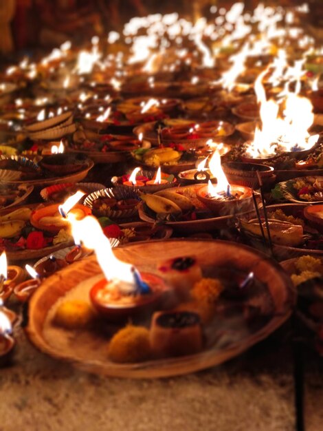 Foto diyas iluminados com comida e flores em pratos