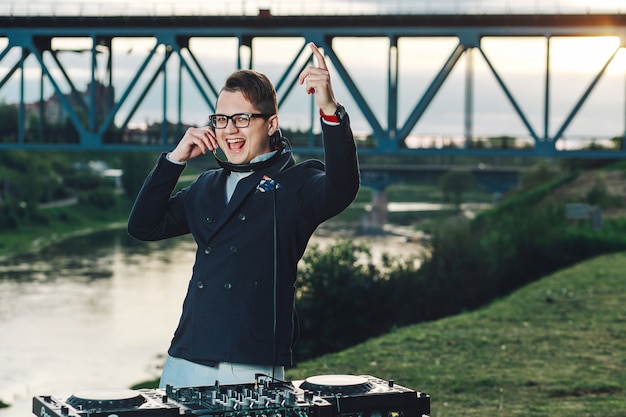 DJ bei der Arbeit im Freien, hob die Hand