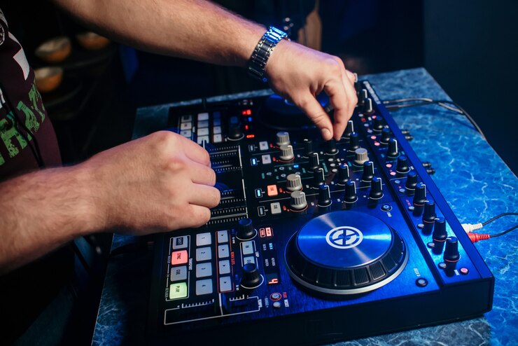 Foto dj en una cabina tocando una mesa de mezclas en una discoteca