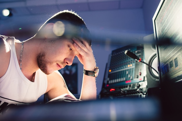 DJ cansado no estúdio de gravação. Trabalho duro.