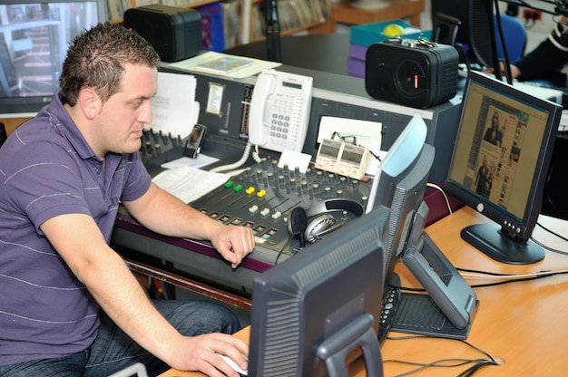 DJ da estação de rádio lendo notícias e informações
