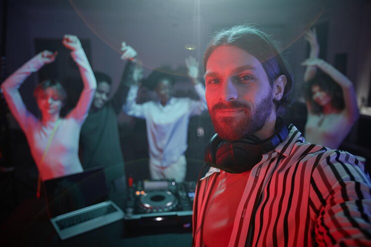 Foto dj de cabelos compridos tirando foto de selfie na festa discoteca retrô