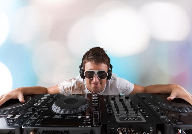 DJ des jungen Mannes spielt Musik