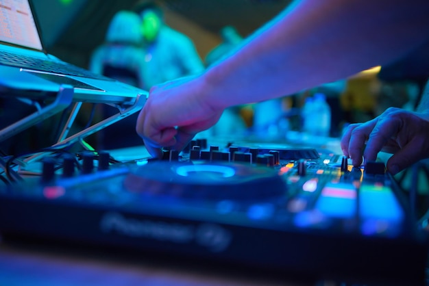 DJ es mezclar música con el controlador de deejay en la piscina de verano al aire libre o en la fiesta de playa la vida nocturna la gente el concepto de estilo de vida