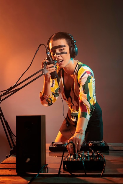 DJ-Frau, die Mixer-Plattenspieler für musikalische Darbietungen verwendet und Techno-Musik als DJ-Performer mischt. Cooler Künstler, der Lautstärke und Bassschlüssel an elektronischen Stereoanlagen, Audioinstrumenten anpasst.
