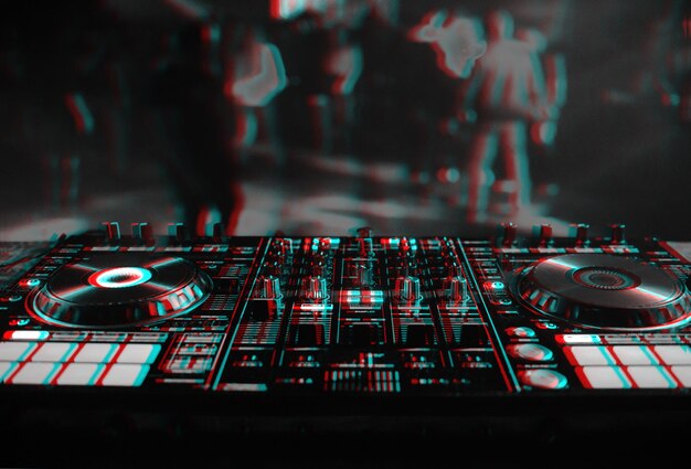 DJ-Konsole zum Mischen von Musik mit verschwommenen Leuten, die auf einer Nachtclubparty tanzen Schwarz und Weiß mit 3D-Glitch-Virtual-Reality-Effekt