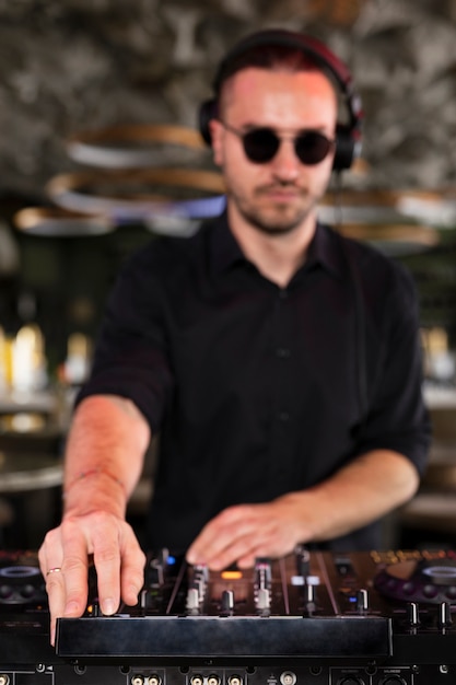 Foto dj masculino cuidando do entretenimento musical em uma festa