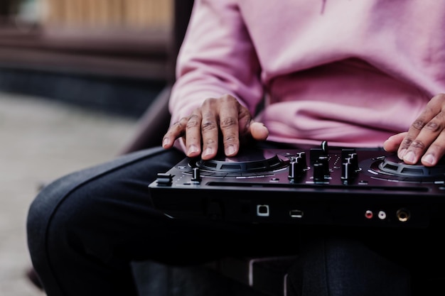 Dj masculino tocando música en la ciudad