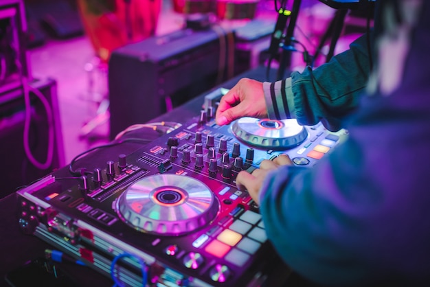 Foto dj mezcla pistas en discotecas en fiestas, la mejor obra de dj, famosos reproductores de cd en discotecas durante la fiesta edm, ideas para fiestas