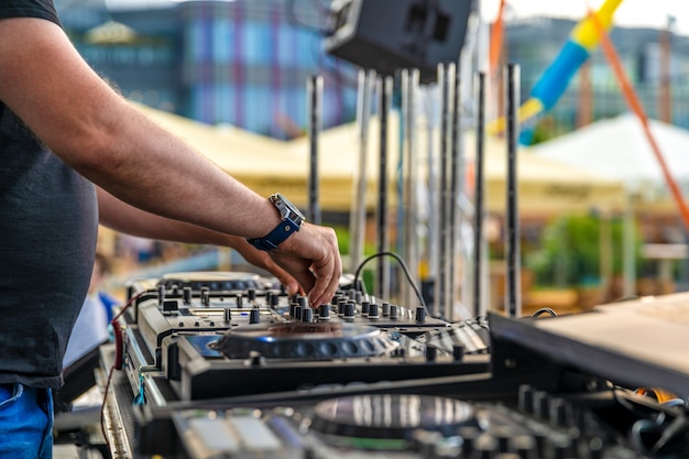 Dj mischt Musik auf einer Party im Freien