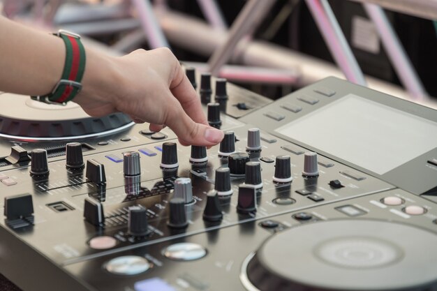 Dj mistura a faixa na boate na festa