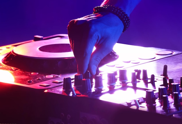 Foto dj misturando faixas em um mixer em uma boate
