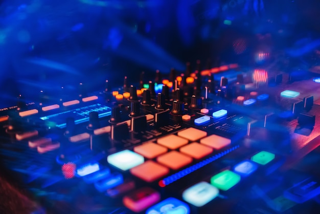 DJ-Mixer-Controller-Panel zum Abspielen von Musik und Feiern