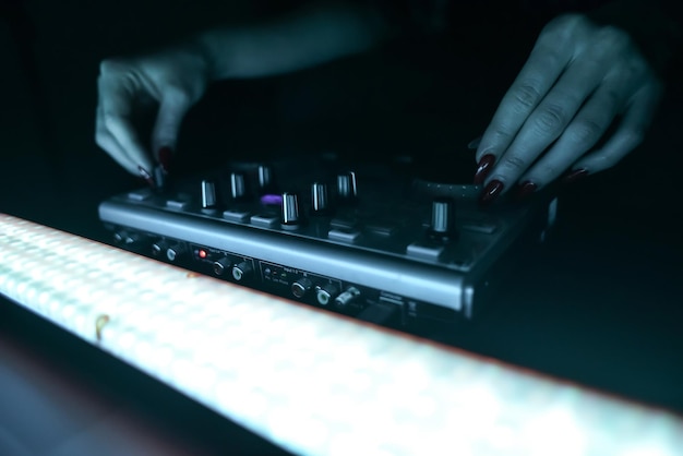 DJ-Mixer-Disco mit Flutlicht beleuchtet im Club