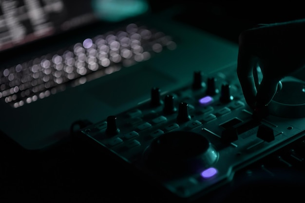 DJ mixer discoteca iluminada por holofotes na boate