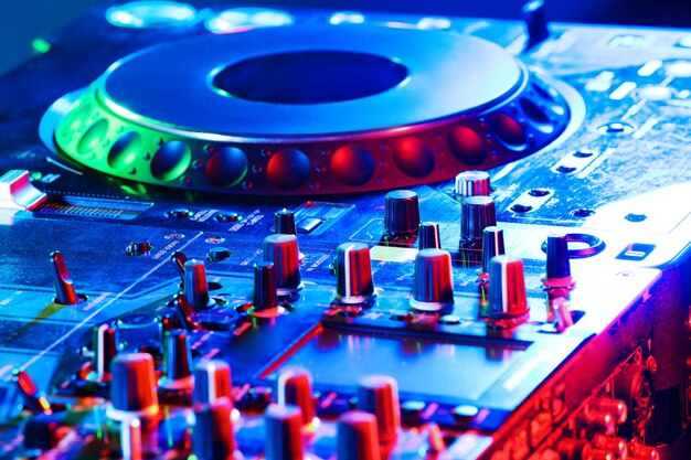 Foto dj-mixer im nachtclub in nahaufnahme