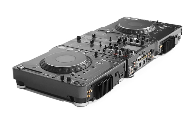 DJ mixer isolado no branco