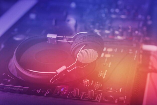 DJ-Mixer mit Kopfhörer-Nahaufnahme