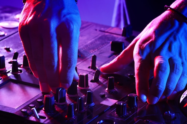 DJ-Mixing-Tracks auf einem Mixer in einem Nachtclub