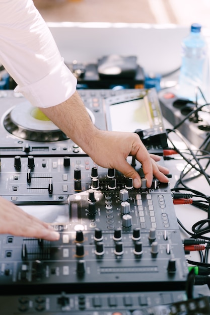 DJ spielt Musik am Strand