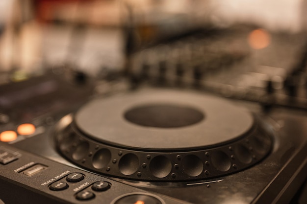 Foto dj spinning mixando e arranhando em uma boate dj tocando música no mixer closeup party