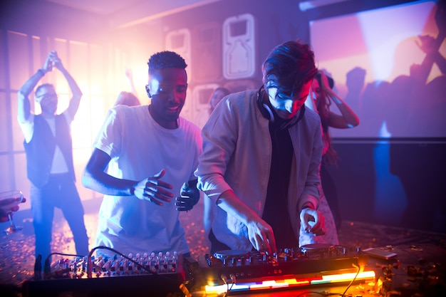 DJ tocando en discoteca