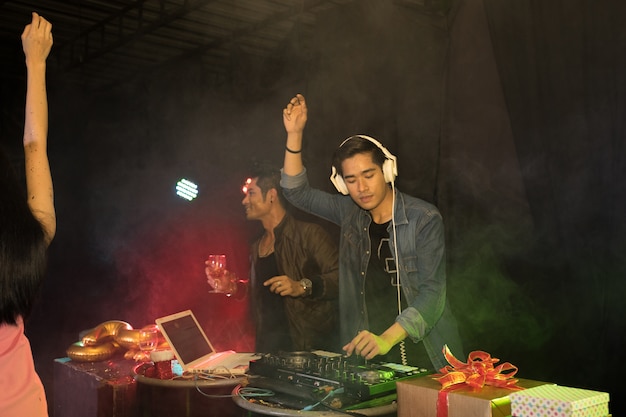 DJ tocando música de toca-discos na festa do clube de noite