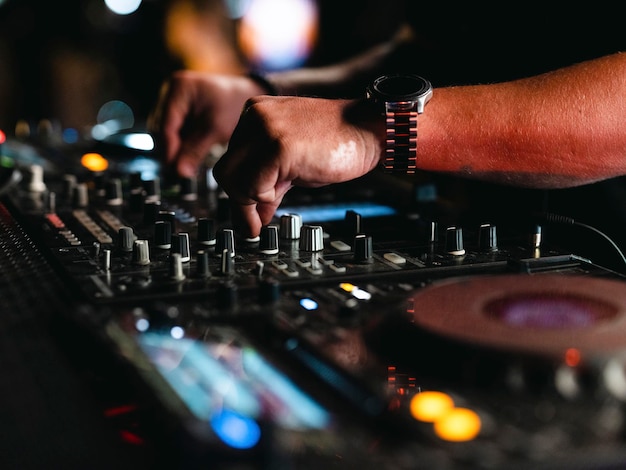 Un dj tocando música en una discoteca.