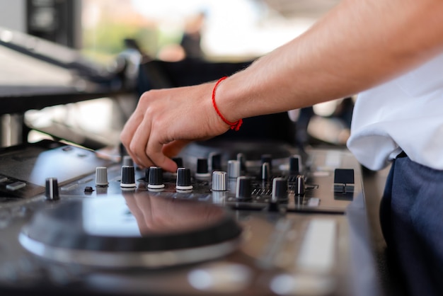 DJ tocando música en eventos al aire libre. Persona que opera el mezclador en el festival de música.