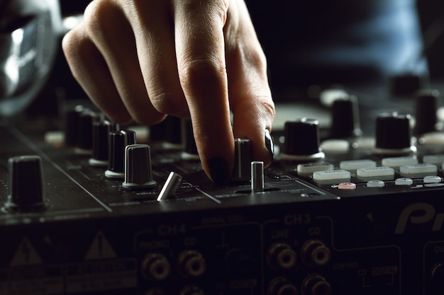 DJ tocando música en mezclador closeup