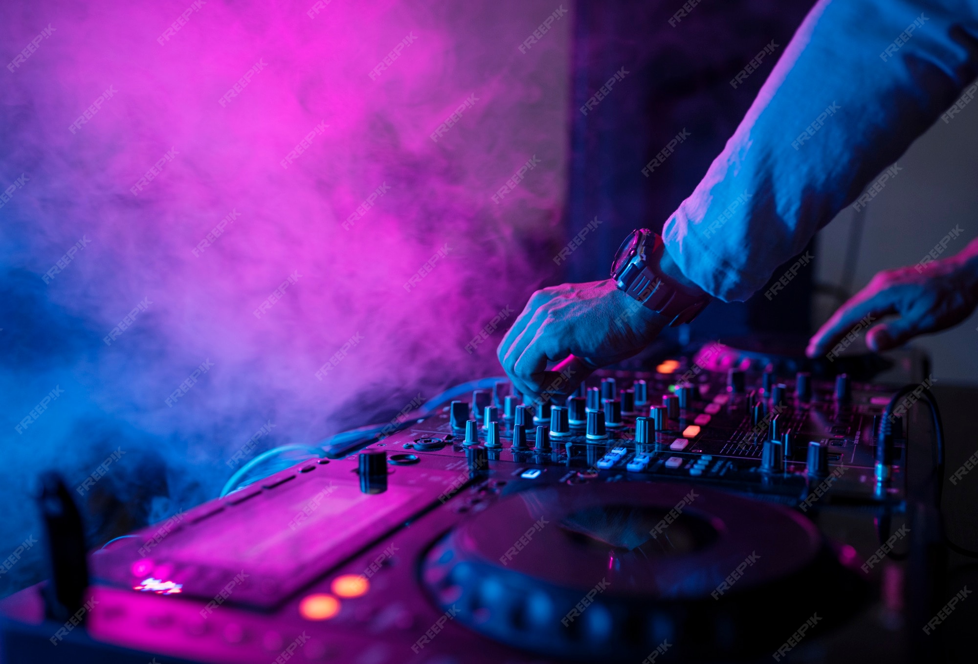 Dj Tocando Musica En El Mezclador De Sonido En El Club Nocturno Foto Premium