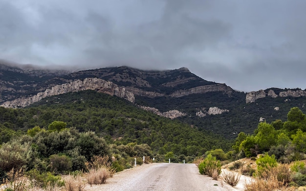 Foto djebel serj una montaña de piedra caliza en el corazón de túnez