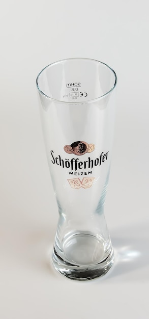 Foto dnepr ucrânia 02222024 copo de cerveja com a marca schoferhofer sobre um fundo branco