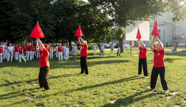 Foto dnepr ucrânia 06212021 grupo de idosos fazendo ginástica de saúde e fitness com guarda-chuvas