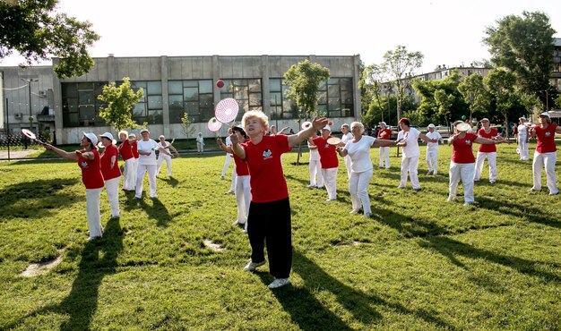 Foto dnepr ucrânia 06212021 grupo de idosos fazendo ginástica de saúde e fitness no parque