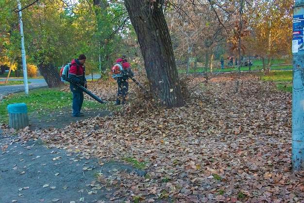 Dnepr Ucrania 10302021 Los trabajadores de una empresa de servicios públicos usan un soplador de hojas para limpiar las hojas caídas