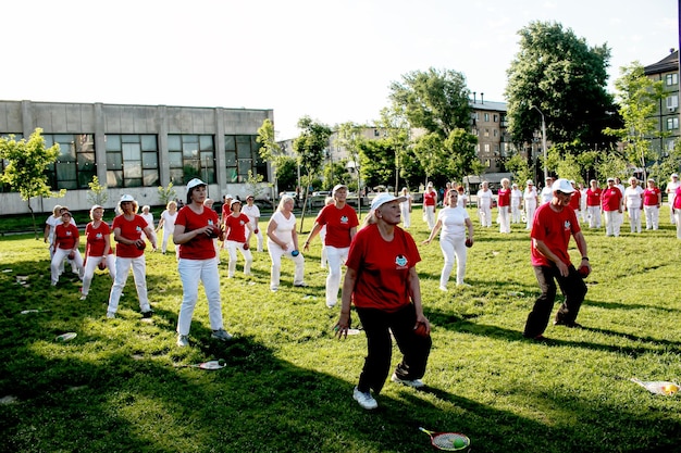 Dnepr Ukraine 06212021 Eine Gruppe älterer Menschen macht Gesundheits- und Fitness-Gymnastik im Park