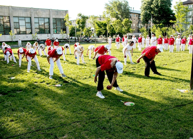 Dnepr Ukraine 06212021 Eine Gruppe älterer Menschen macht Gesundheits- und Fitness-Gymnastik im Park