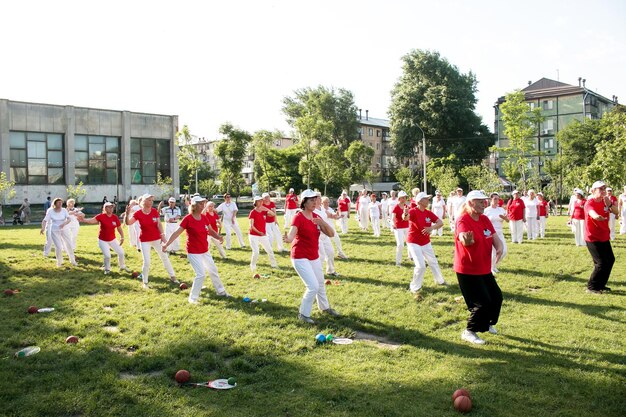 Dnepr Ukraine 06212021 Gruppe älterer Menschen, die im Park Gesundheits- und Fitness-Gymnastik machen