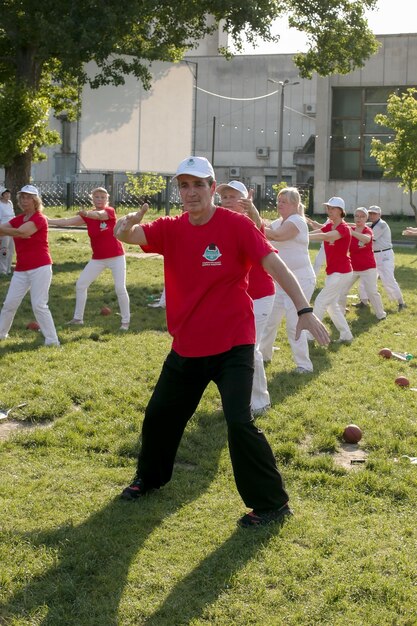 Dnepr Ukraine 06212021 Gruppe älterer Menschen, die im Park Gesundheits- und Fitness-Gymnastik machen