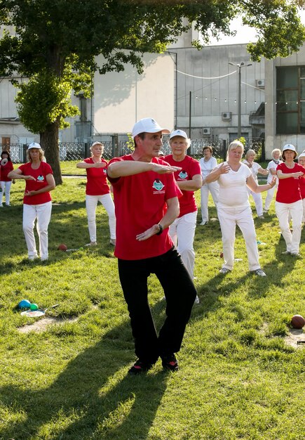 Dnepr Ukraine 06212021 Gruppe älterer Menschen, die im Park Gesundheits- und Fitness-Gymnastik machen