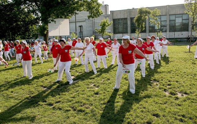 Dnepr Ukraine 06212021 Gruppe älterer Menschen, die mit einem Tennisball und einem Schläger Gymnastik machen