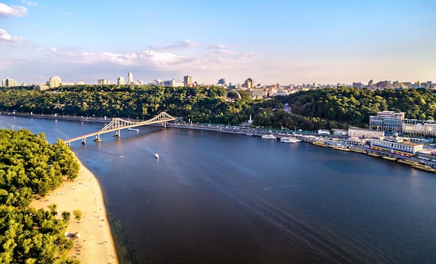 Dnieper con puente peatonal en kiev ucrania